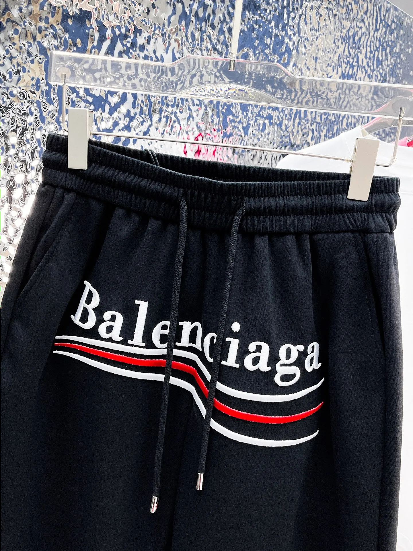 Balenciaga's three-standard complete 2026 summer New Arrival men's casual shorts, advanced custom-made Breathable fabric, Breathable fabric, extremely stretchy and comfortable, impeccable details, top-grade accessories, original logo design concept, delicate and soft feel! The upper body fit is awesome! Size: M-XXXL Please state your height and weight when ordering